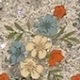 Flores azules, amarillas y naranjas