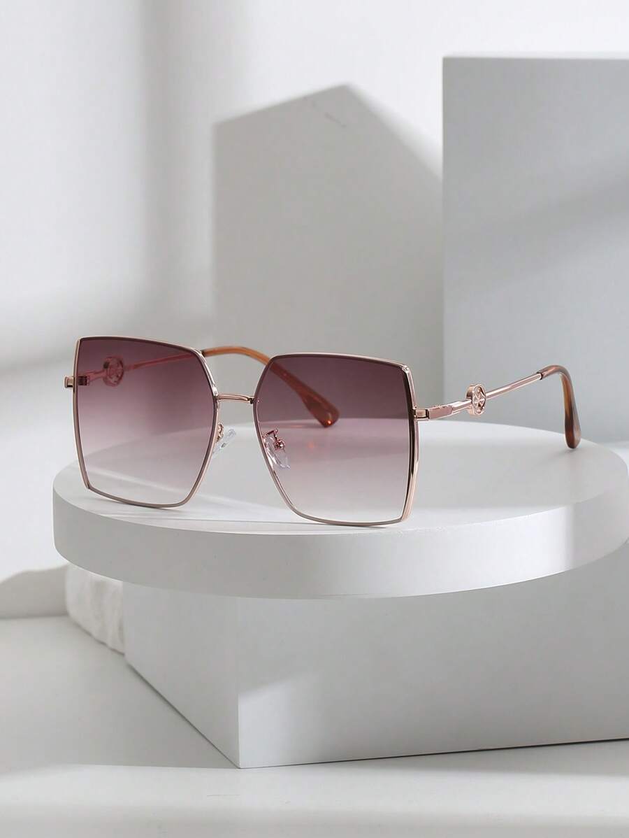 Lunettes de soleil carrées en métal de haute qualité à la mode pour femmes, lunettes de soleil en alliage de cuivre au design polyvalent et décontracté. Parfaites pour toute saison, pour sortir, pour les tenues de plage, de vacances et en cadeau pour la famille et les amis