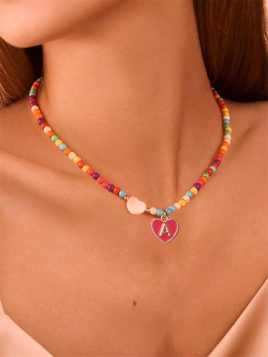 1 pieza Elegante collar inicial personalizado con colgante de acero inoxidable de 26 letras, cuentas de plástico de colores y decoración con corazón blanco, ideal como regalo para novias, compañeras de clase, amigas, adecuado para uso diario y viajes