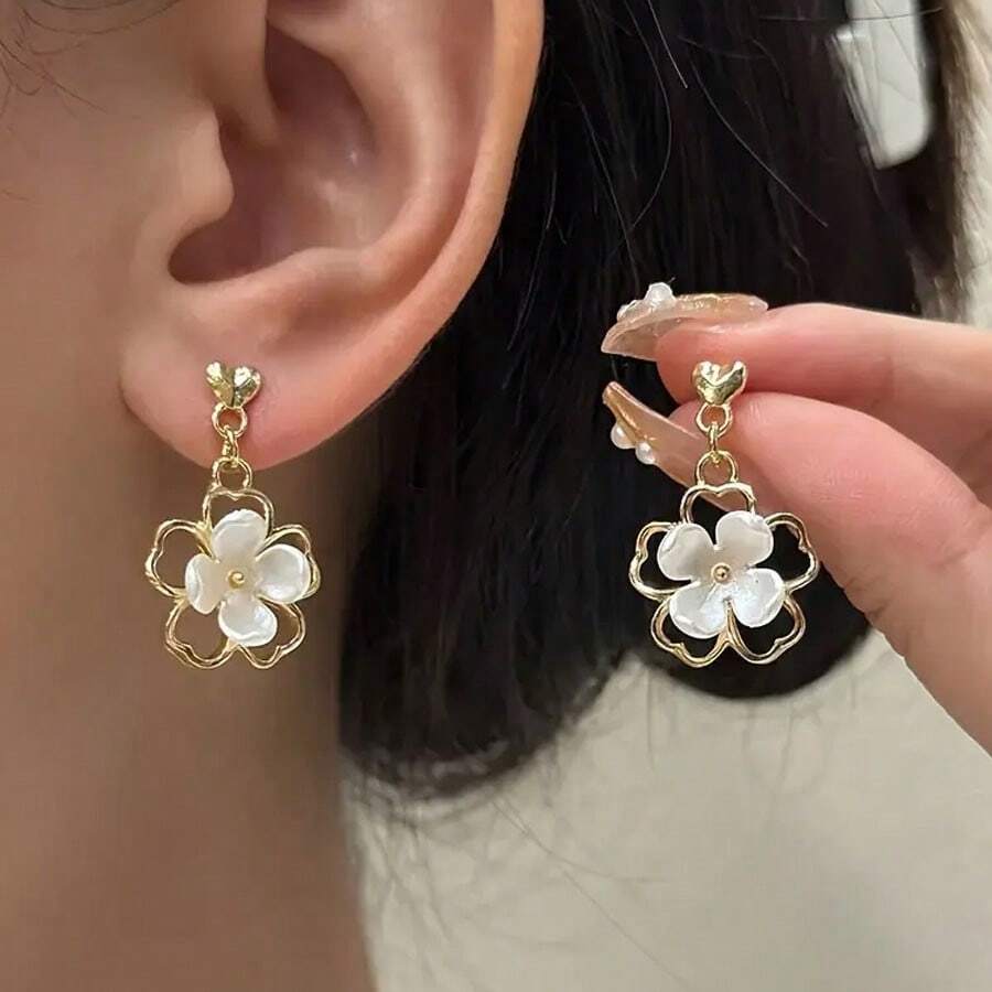 1 pereche, cercei cu pandantiv floral alb, retro și elegant, ajurat, potriviți pentru purtare zilnică ca bijuterii de nuntă și petrecere sau cadouri de ziua de naștere