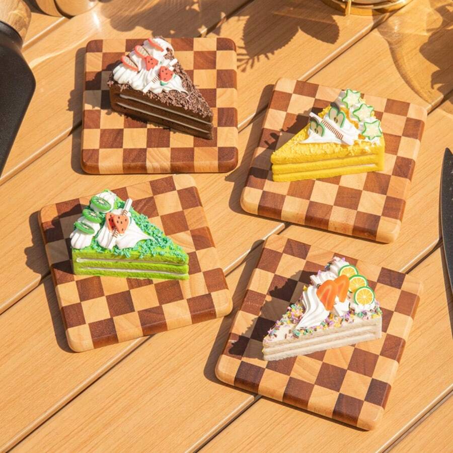 1 set de posavasos de madera de alta calidad con diseño a cuadros, que protegen la superficie de la mesa y mejoran el estilo y la apariencia. Los posavasos a cuadros son antideslizantes y resistentes al desgaste.