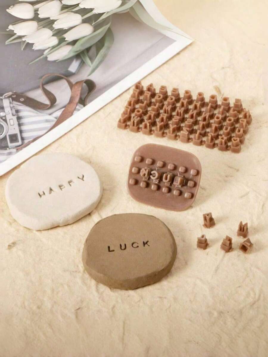 Mini estampille de lettre pour la création de bijoux en argile polymère DIY, message, logo de marque, texte, outil d'embossage et de scellage. Coupe-argile polymère pour l'embossage, coupe-oreille en argile pour la création de bijoux en argile polymère. Outil de fabrication de boucles d'oreilles à clous en argile polymère. Kit de fabrication de bijoux en argile, moules de boucles d'oreilles en argile.
