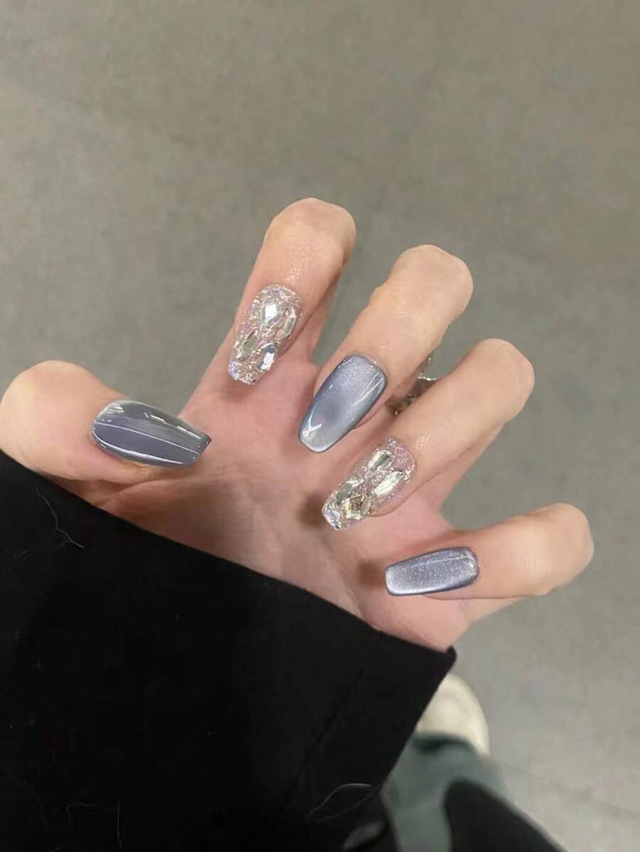 Set di 24 unghie finte a forma di cofano corte con stile minimalista, con strass e motivo ad occhio di gatto blu, include 1 lima per unghie e 1 gel per unghie, adatto per l'uso quotidiano, in ufficio e per feste per le donne