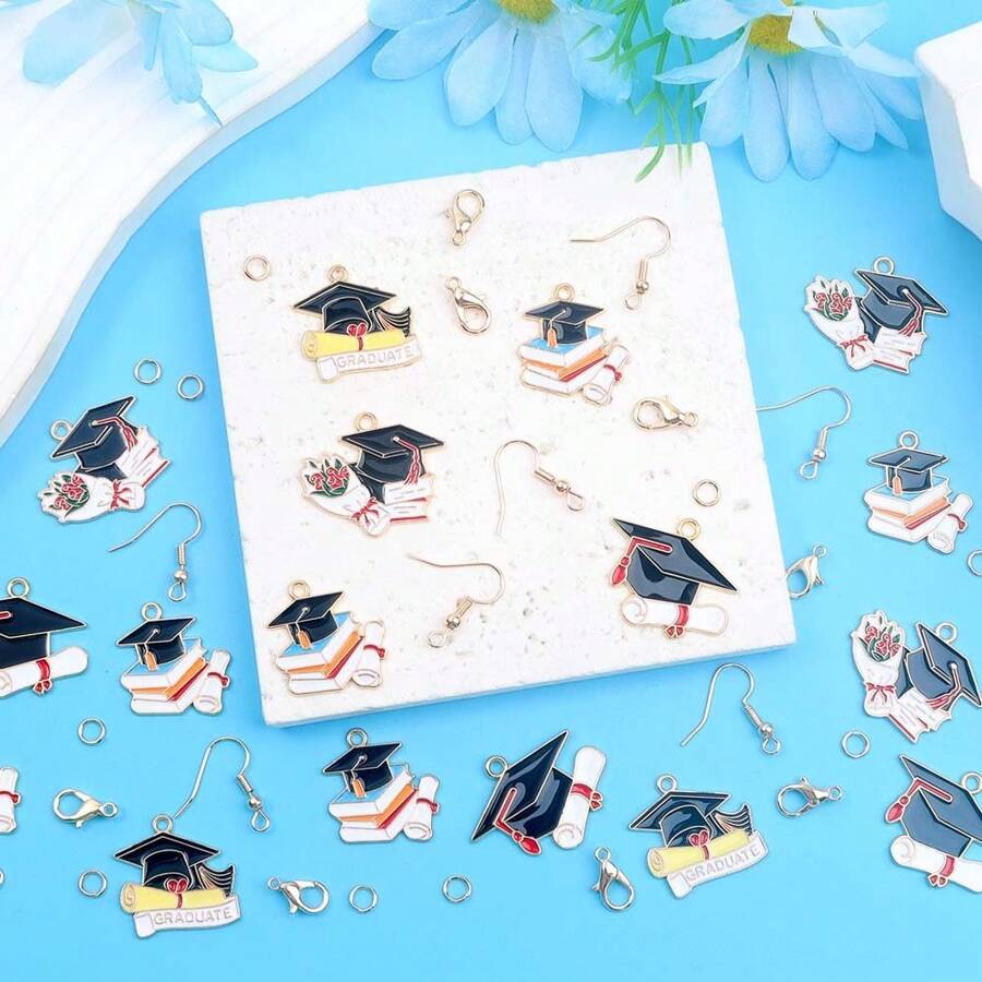 Pendentif de casquette de graduation multicolore, breloque/Décorations de chaîne de casquette de doctorat, Accessoires de mode pour femmes avec crochets d'oreille et anneaux fermés, Convient pour bracelets, colliers, boucles d'oreilles, chevilles, porte-clés, chaînes de sac à dos pour le DIY, vacances à la plage, saison de mariage, festivals de musique, cadeaux d'anniversaire, décorations de bijoux
