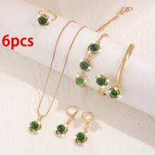 Accesorios dorados y verdes