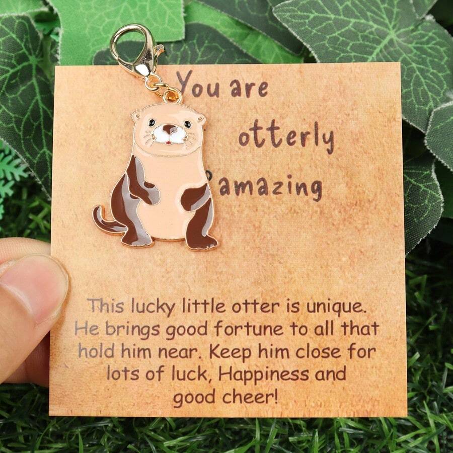 Süßer Fischotter Schlüsselanhänger mit Geschenkkarte - Niedlicher Tier Anhänger Charm für Schlüssel, Hundehalsband, Handy & Rucksack - Karabinerverschluss - perfektes Geschenk für Otter Liebhaber, Freunde, Familie Schulrucksack mit Tier Buchstaben