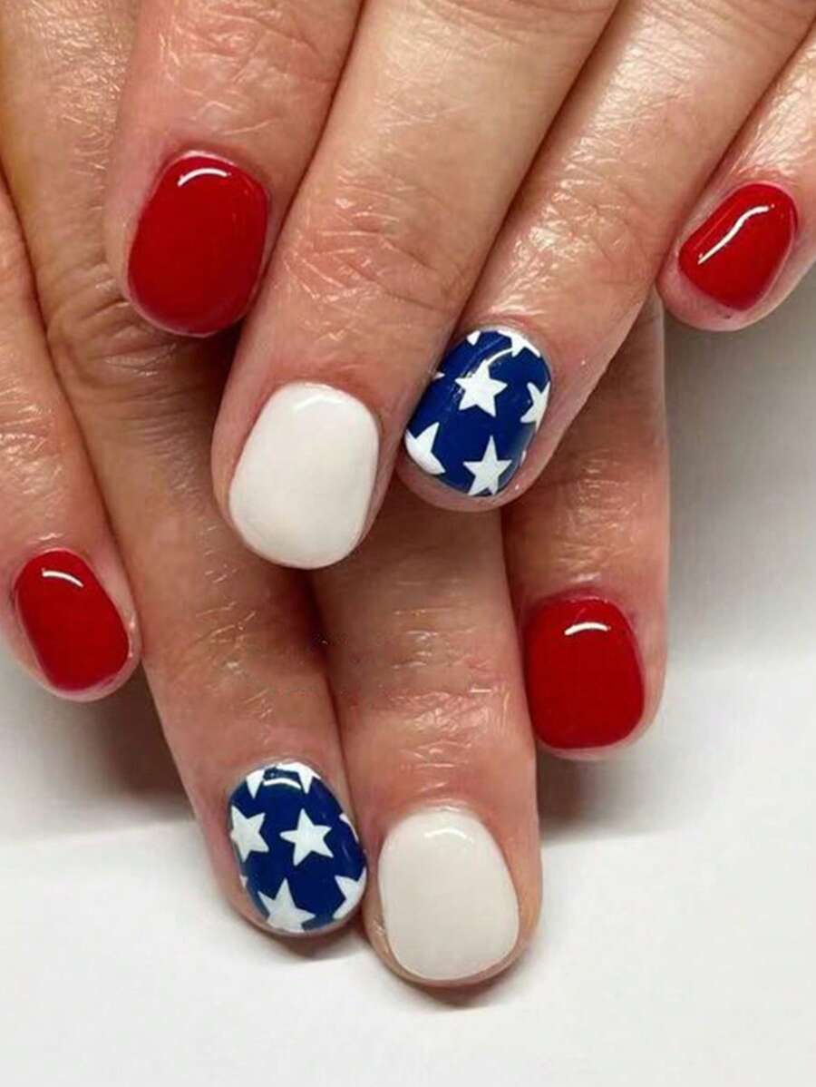24 faux ongles courts carrés, simples ongles carrés rouges et blancs pour le jour de l'indépendance, ongles bleus et blancs, faux ongles brillants et à la mode, parure détachable et complète pour femmes, convient pour le port quotidien lors de fêtes et de danses
