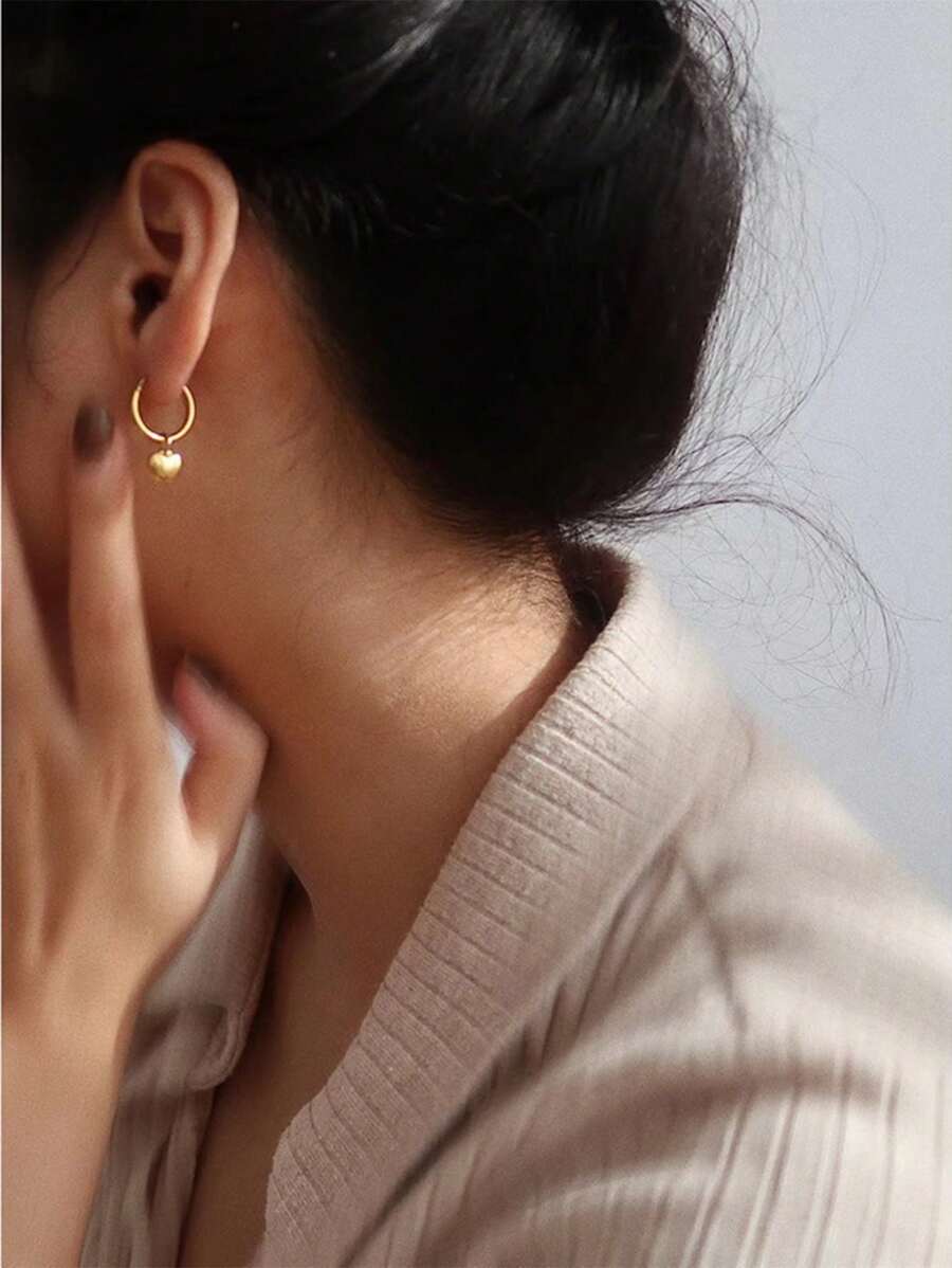 Boucles d'oreilles créoles en acier inoxydable imperméables et indélébiles avec un cœur doré poli, convenant pour le port quotidien pour femmes