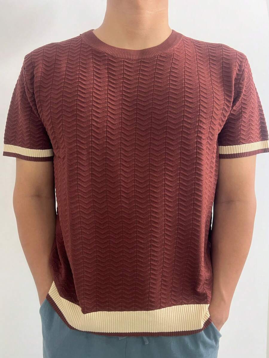 Maglione da uomo marrone a maniche corte lavorato a maglia con scollo rotondo, motivo a spina di pesce, crema a contrasto, bordi colorati su polsini e orlo, comodo ed elegante per l'uso quotidiano e casual.