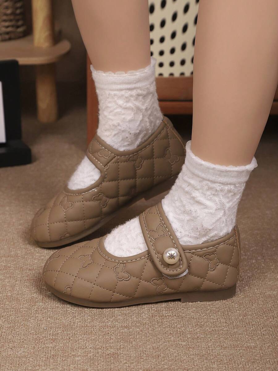 Estamos comprando un par de zapatos planos de primavera y otoño para niñas con un diseño bordado de la parte superior muy de moda. Estos zapatos son adecuados para que los usen niños de 3 a 15 años durante salidas al aire libre, banquetes, actuaciones y viajes de vacaciones.