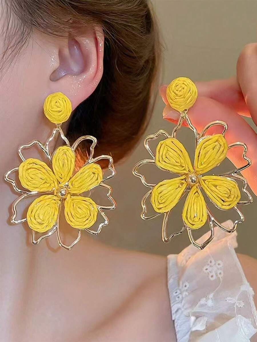 Brincos de Flor Trançada Amarela Fresca de Verão, Brincos de Design Único com Pétalas Vazadas de Metal para Mulheres