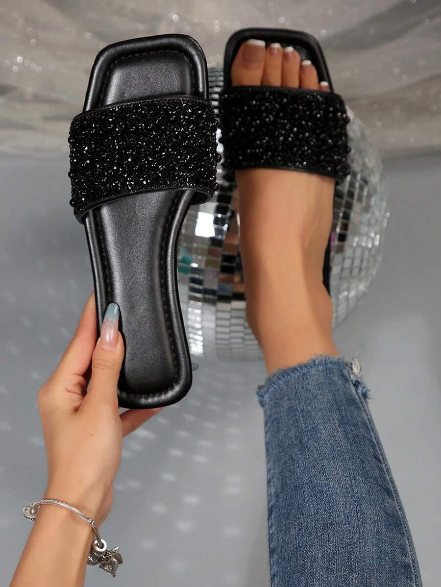 Nuevas sandalias holgadas de moda con adornos de perlas y cristales, punta cuadrada anti-deslizante, versátiles para playa/resort, para mujer de talla grande