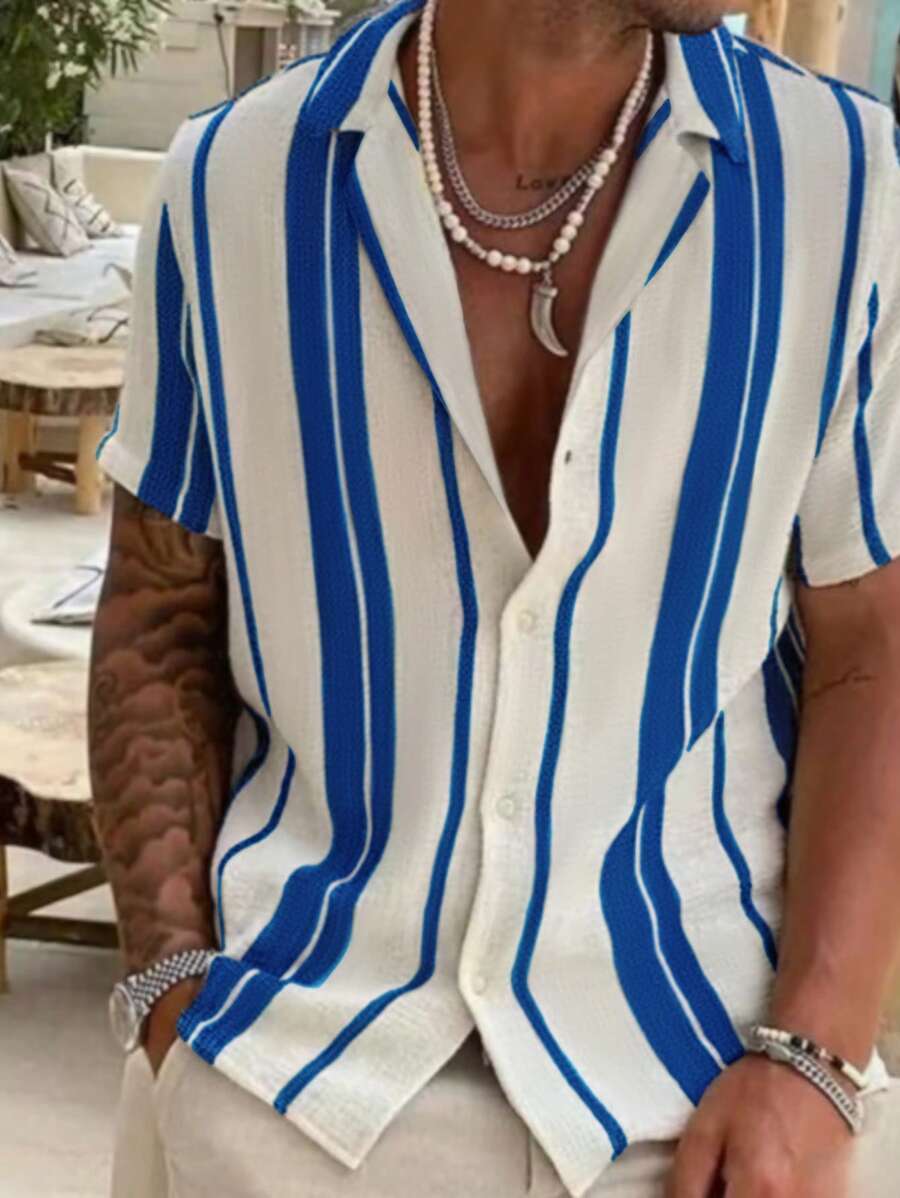 Camicia a maniche corte dal design versatile, con fantasia a righe a contrasto, in stile casual e comodo per le vacanze, collezione Primavera/Estate 2025 da uomo