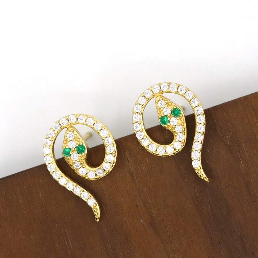 1 par de brincos de prata esterlina 925 com cobra dourada e strass e esmeralda, apresentando a combinação perfeita de luxo e elegância, brincos minimalistas de cobra