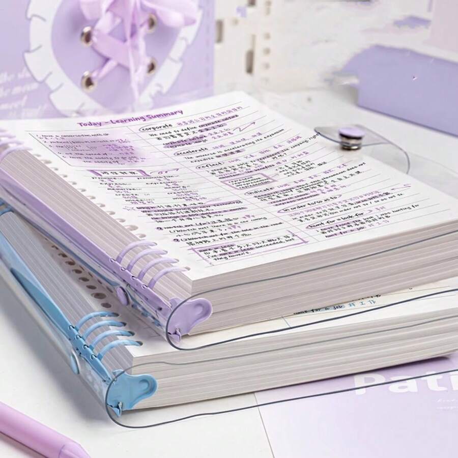 1 pièce Cahier spirale B5 de 120 pages à grille/blanc/lignes, reliure à anneaux en PVC transparent - 8 anneaux rechargeables, couverture ultra-fine et super claire durable, cahier à spirale, fabriqué avec du papier de haute qualité sans acide, convient pour le bullet journal, le croquis, la reliure double fil, les planificateurs et idéal pour les étudiants et les fournitures de bureau, fournitures de rentrée scolaire (options de couleurs multiples)