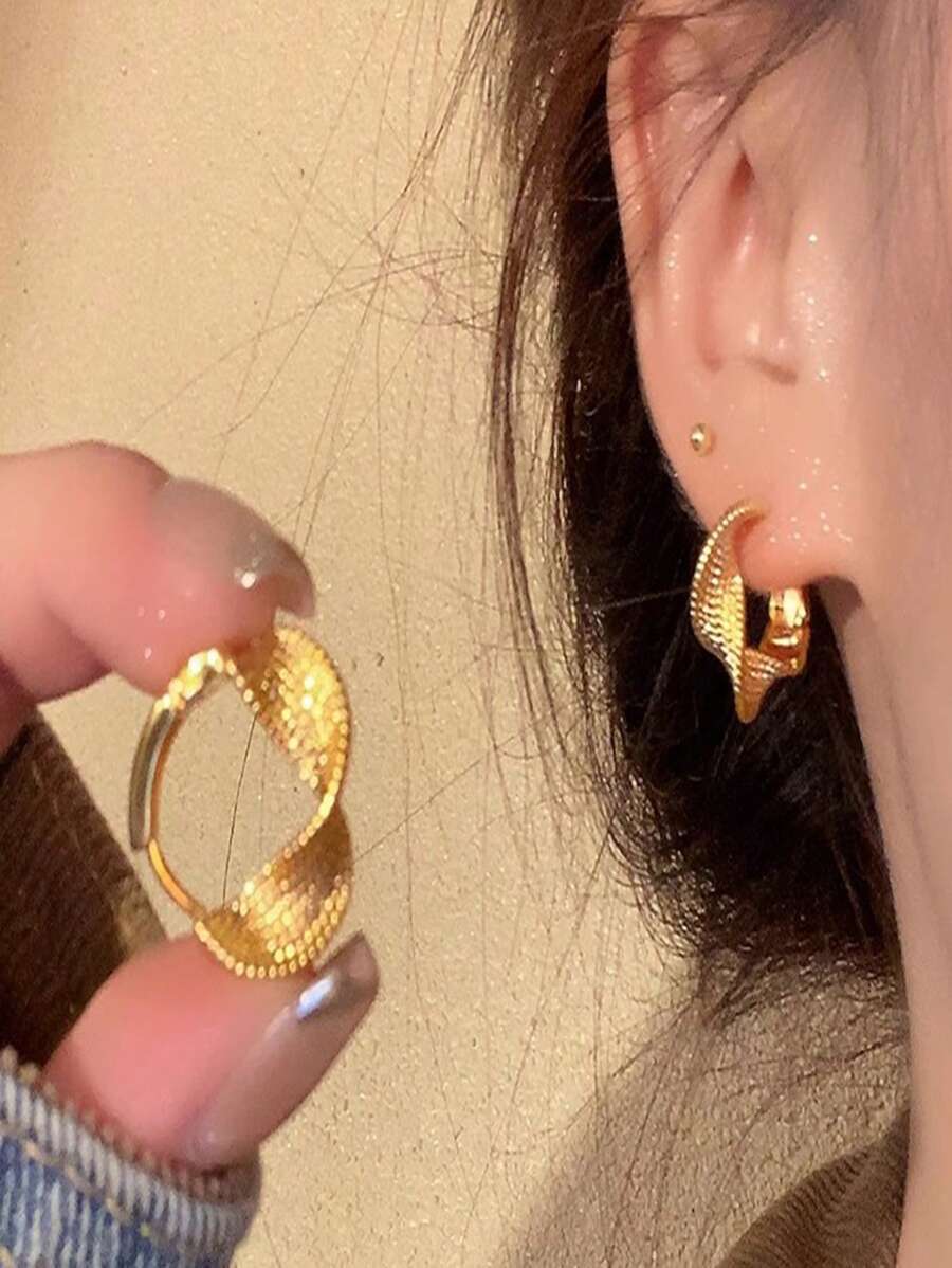 1 Pair Niche Geometric Circle Twist Texture Earrings, Suitable For Social, Party, Everyday Occasions, Can Be A Gift For Girlfriend/Mother