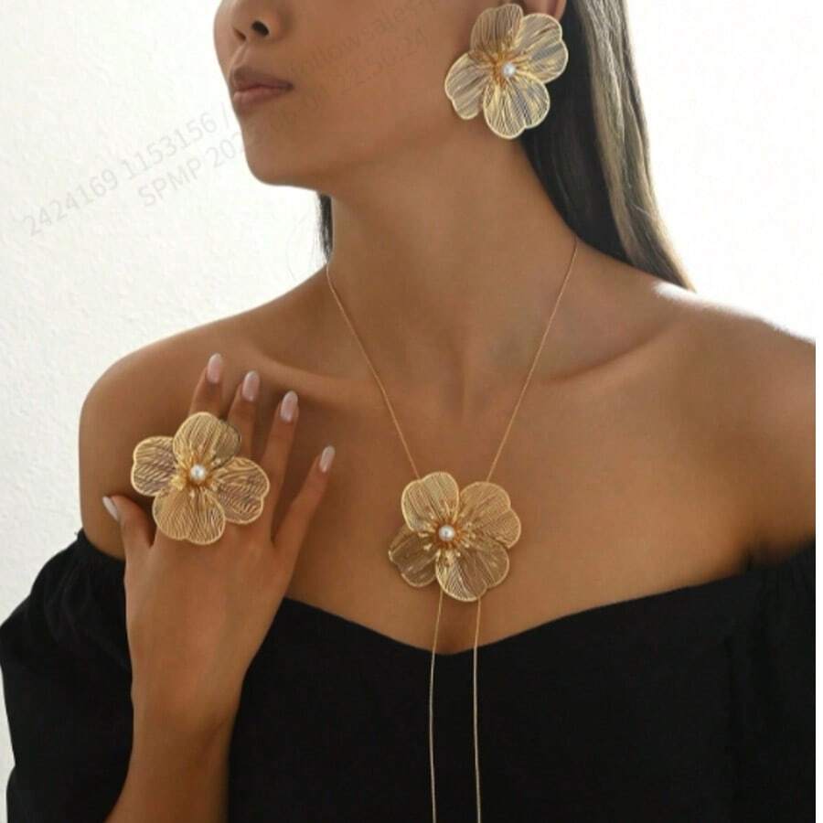 1 Set de Joyas con Diseño Floral 3D en Tono Dorado que incluye Aretes, Collar y Anillo