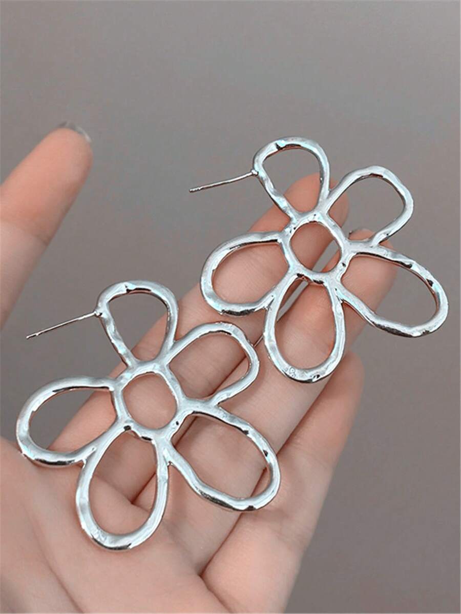 1 paire de boucles d'oreilles vintage en métal ajouré en forme de fleur pour femmes, style européen et américain pour les soirées, les voyages et les banquets. Accessoires de bijouterie.