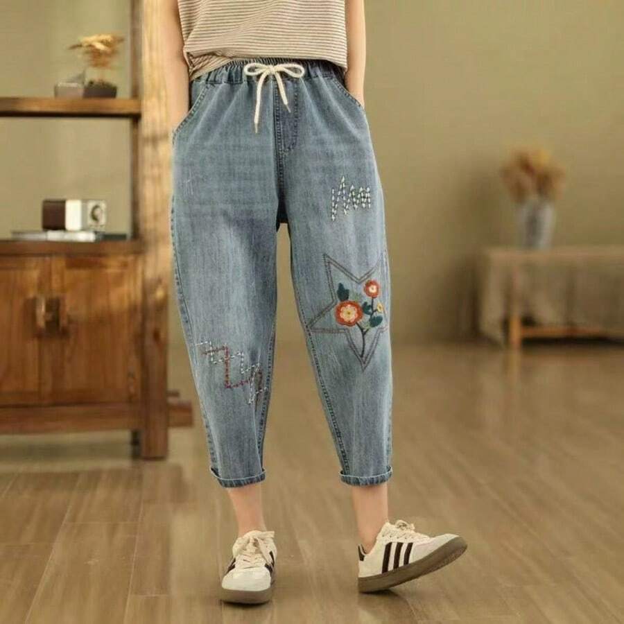 Pantalones cortos vaqueros de estilo casual para mujer con un hermoso patrón de bordado, fáciles de lavar a máquina, adecuados para el verano, jeans casuales con flores bordadas.