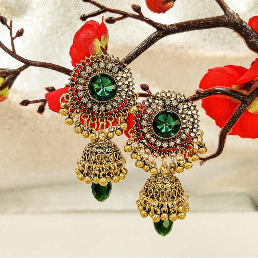 Un par de elegantes pendientes con borla de diamantes incrustados con diseño retro redondo para que las damas los luzcan en fiestas y la vida cotidiana.