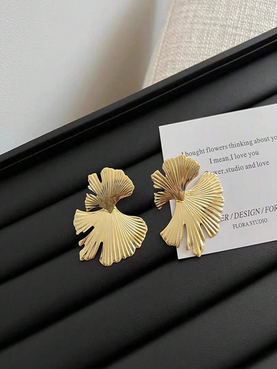 1 Par de Brincos Únicos em Formato de Folha Dourada, Apresentando Design de Beleza Natural, Adequado para Usar em Várias Ocasiões da Moda, Um Presente Elegante para Quem Aprecia Joias Inspiradas na Natureza