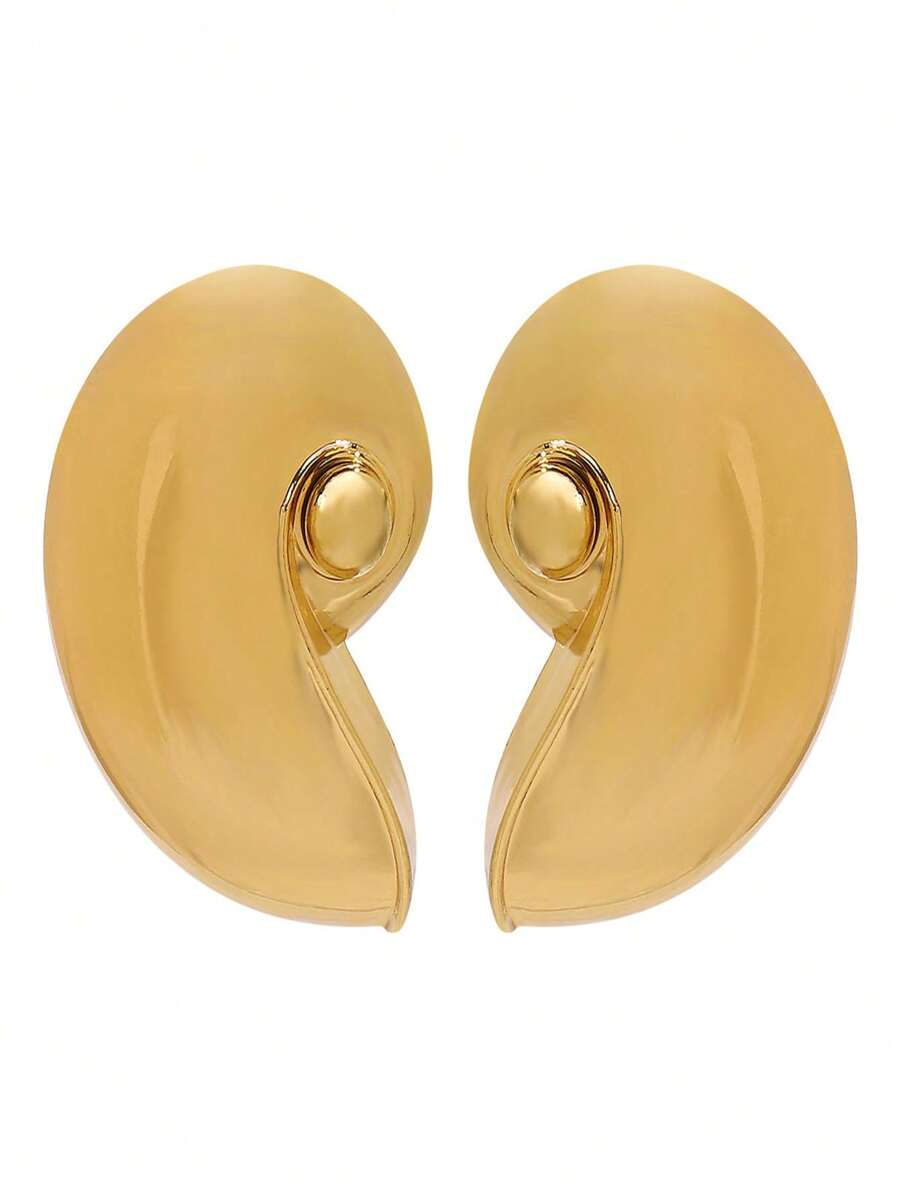 1 Pair Of Gold Seashell Earrings, With Modern And Artistic Design, Suitable For Wearing At Fashion Or Art Events, An Elegant Gift For Those Pursuing Unique Accessories