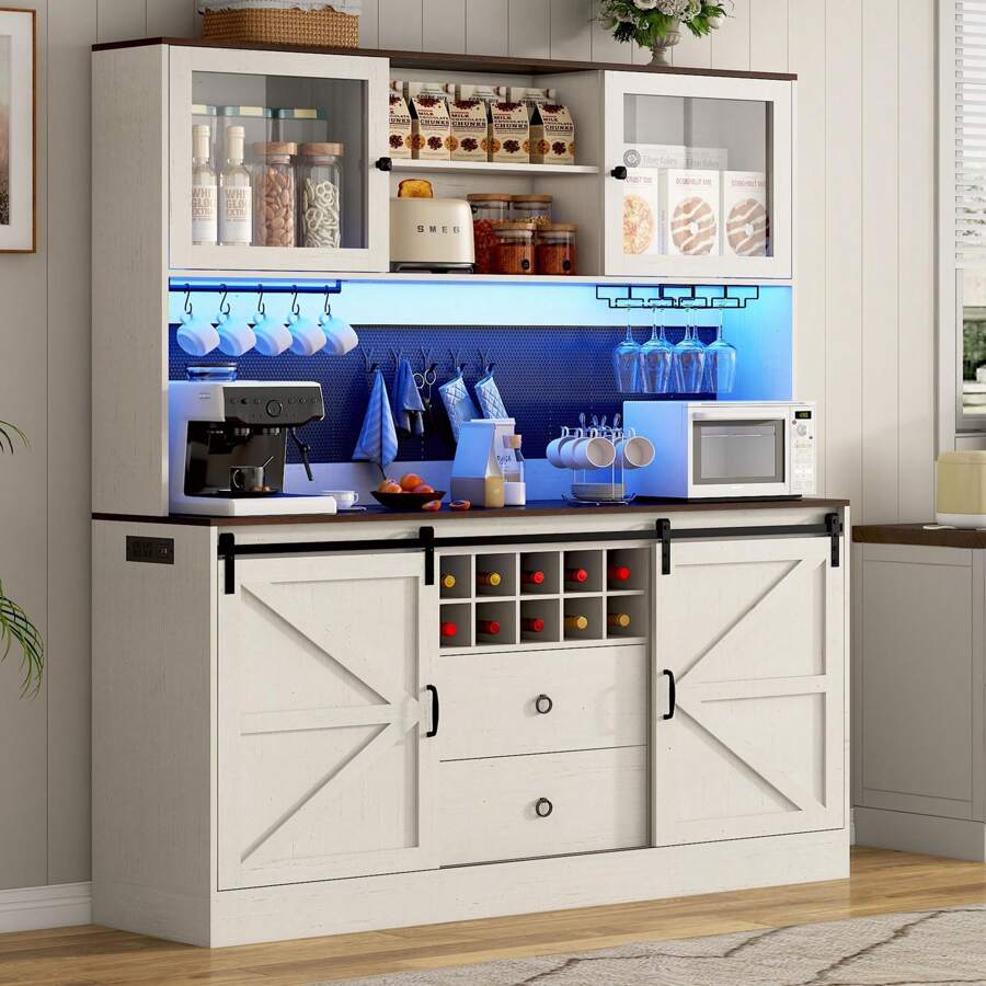 Mueble bar grande de 182 cm de alto y 160 cm de ancho con tomacorriente, luz LED de 6000 colores, tablero perforado, aparador rústico con puerta de granero, 2 cajones grandes, estantes ajustables, soporte para 10 botellas de vino y copas, 5 ganchos para cocina.
