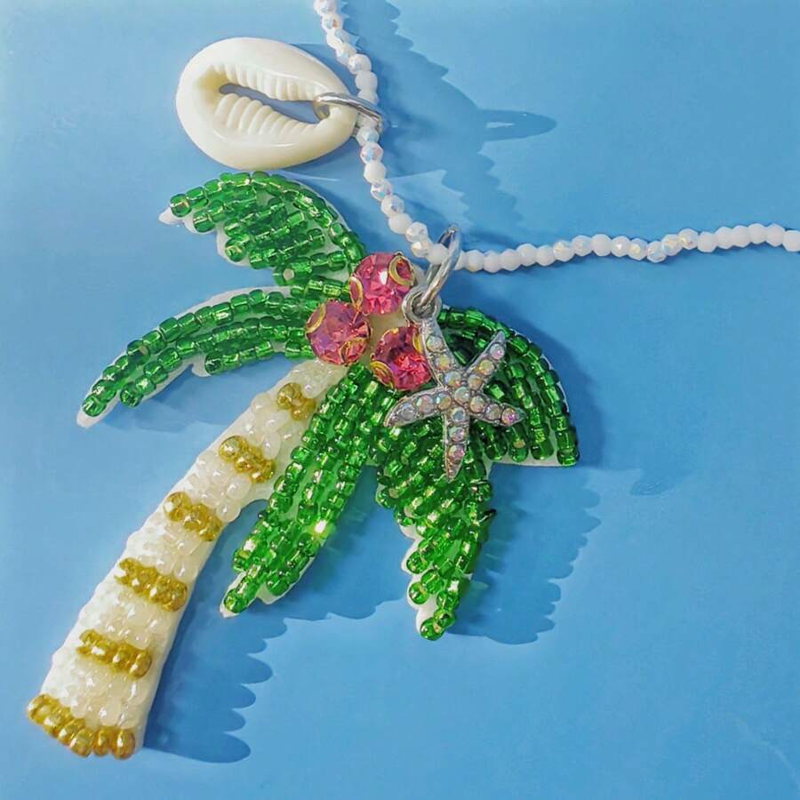 1 pieza Collar de mujer con colgante versátil de estilo clásico con cuentas de cristal de temática oceánica, tela no tejida con árbol de palma, estrella de mar y concha, adecuado para fiestas en la playa, vacaciones y uso diario casual (posición aleatoria de los cristales, cantidad y color aleatorios de perlas en la parte inferior)