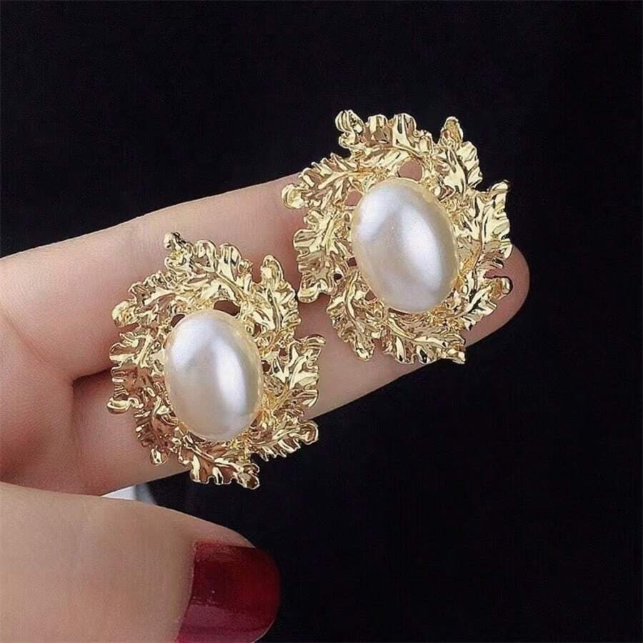 1 Pair Fashionable Vintage Gold Metal Leaf Faux Pearl Stud Earrings, Suitable For Daily, Banquet And Party Wear