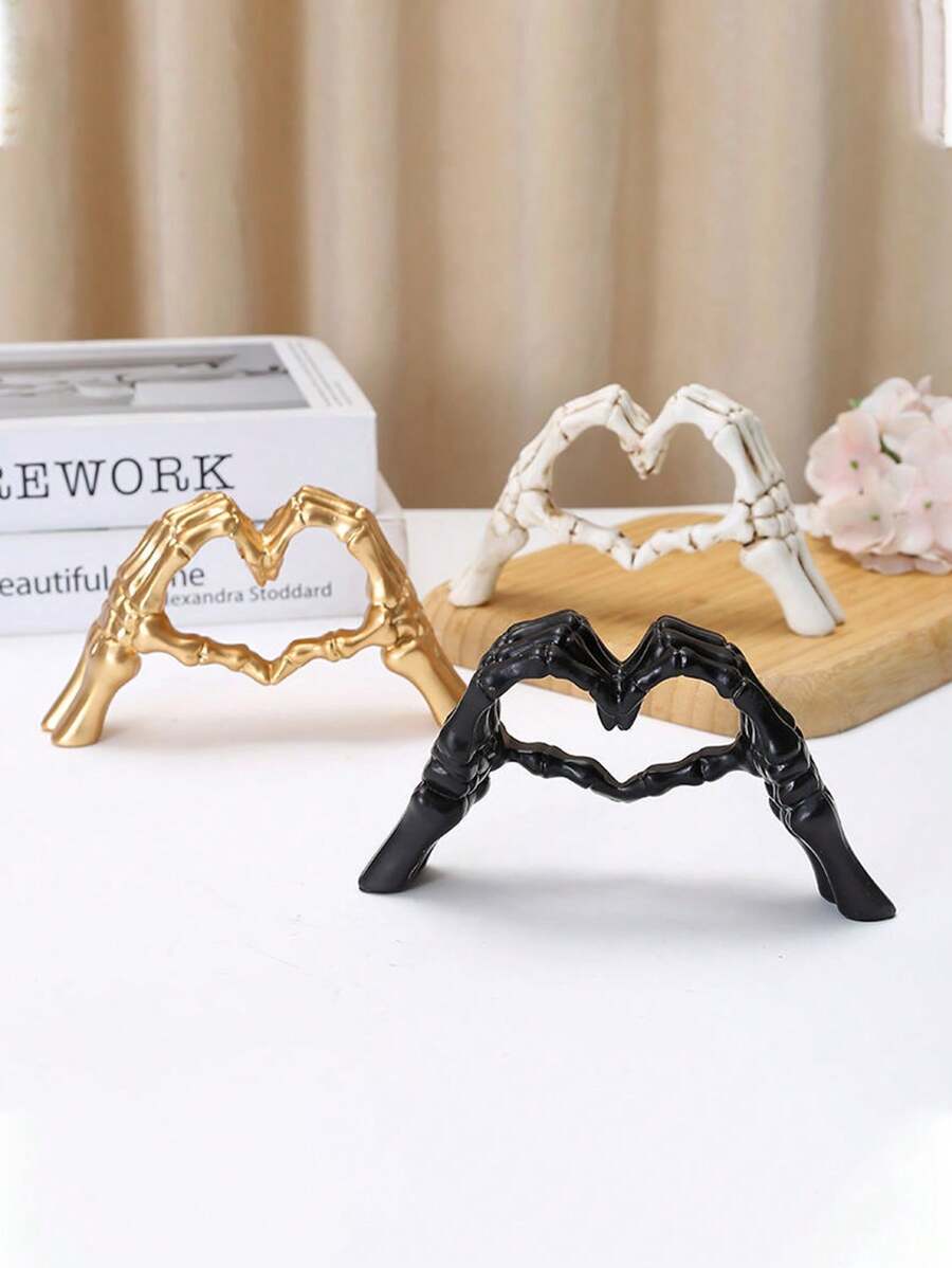 A Loving Hand In The Shape Of A Skull Hand Is A Necessary Decoration For Halloween, And It Is Also A Good Choice For Daily Home Decoration And The Best Choice For Halloween Gifts.