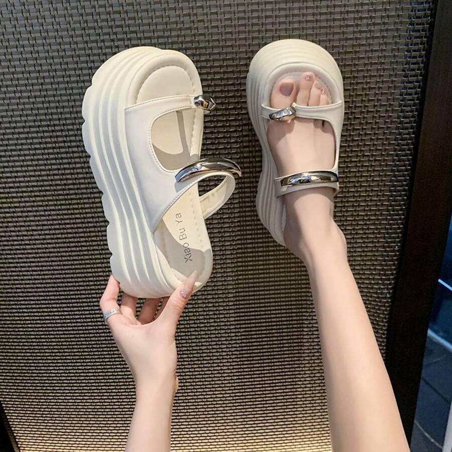 Women Athletic & Outdoor Sandals & Slides