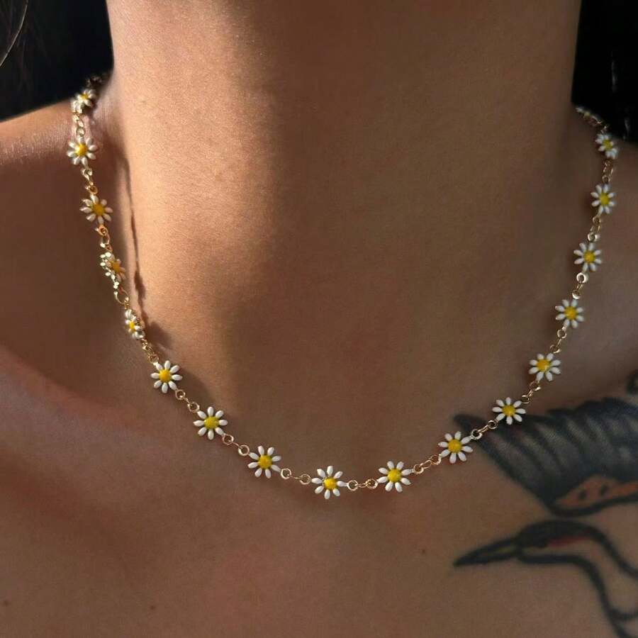 Um colar de margaridas da moda, um acessório de joia à prova d'água, ideal para mulheres em férias na praia