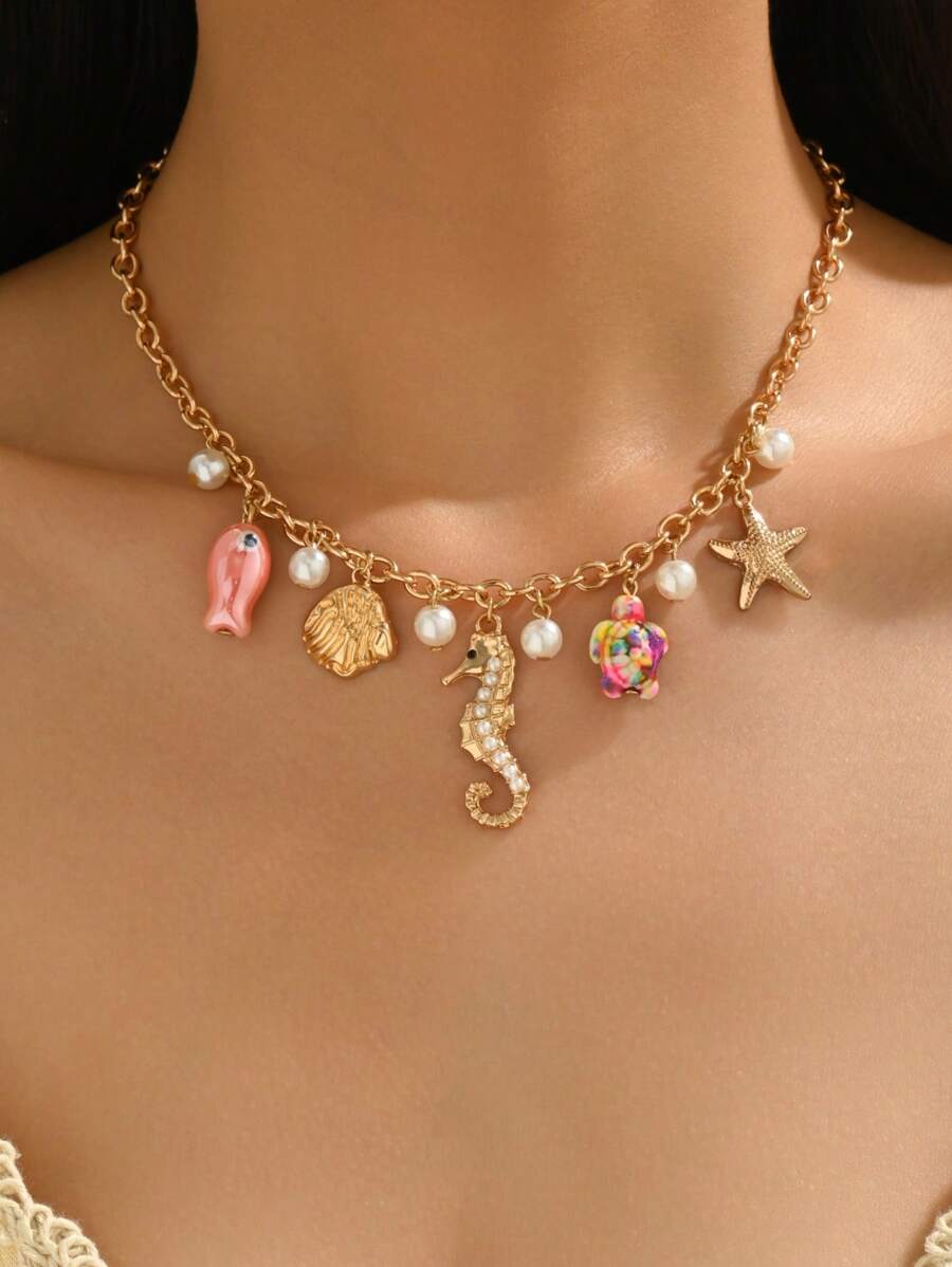 1 buc colier elegant și la modă cu elemente oceanice de vară, bijuterii boeme, cu stele de mare aurii, scoici colorate, scoică, peștișori aurii mini, căluți de mare, homar roșu, sirenă, mărgele mici asortate, stea de mare încorporată în sticlă, scoică și scoică încorporate în perle artificiale, lanț placat cu aur, modele multiple pentru colier de petrecere pe plajă pentru femei