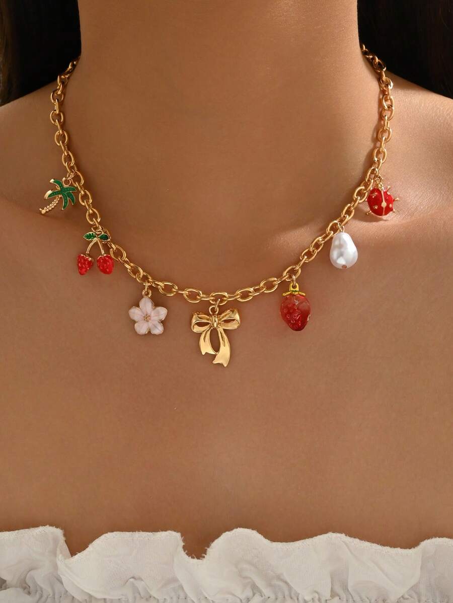 1 colar com pingente multi-encantos de verão doce com laço, morango, decoração floral, colar versátil e moderno para mulheres, adequado para uso diário, encontros, sessões de fotos, festas