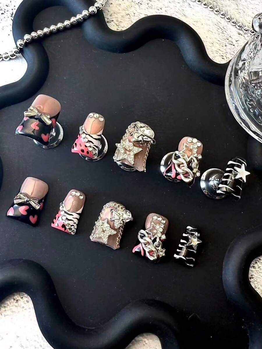 10 Unhas Feitas à Mão, Estilo Curto de Bico de Pato Estilo Europeu e Americano Y2K, Incrustação de Diamante Francês, Textura Pintada à Mão com Linha de Amor, com Elementos de Estrela, Amor, Laço, Adequado para Festas, Danças, Uso Diário, Homens e Mulheres, com um Pedaço de Gel e uma Lixa, É um Bom Presente