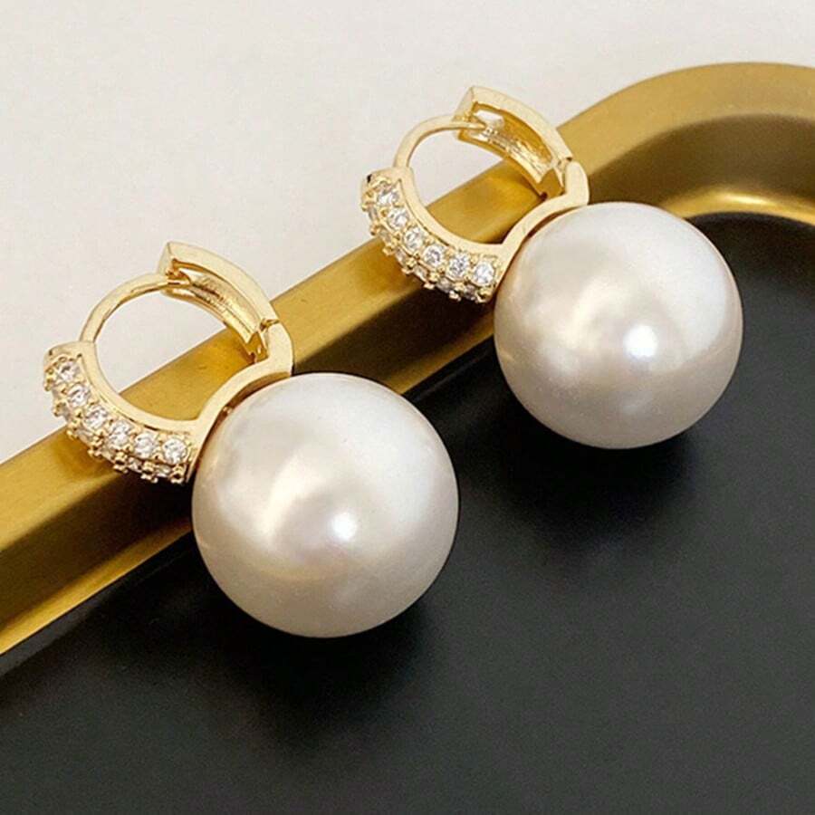 1 paio di orecchini a bottone minimalisti alla moda con perle finte e zirconi, adatti per donne, per appuntamenti estivi, feste e uso in ufficio