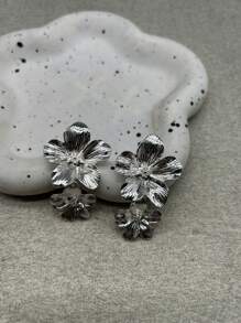 Boucles d'oreilles en or blanc à deux fleurs