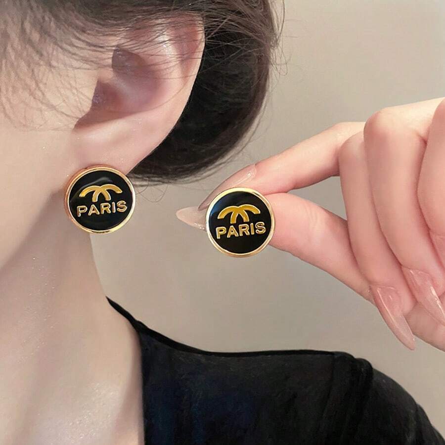 1 pieza Pendientes de aro con inicial de metal de lujo ligero: pendientes minimalistas redondos con letra, elegantes y elegantes