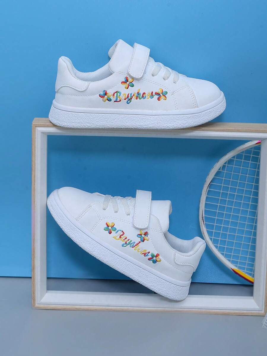 1 paio di scarpe sportive da bambino con design bianco ricamato in pelle alla moda, comode, antiscivolo, resistenti, con chiusura a strappo facile da indossare, lavorazione anatomica per stabilizzare il piede, suola leggera e morbida adatta a tutte le stagioni, scarpe bianche adatte all'uso quotidiano