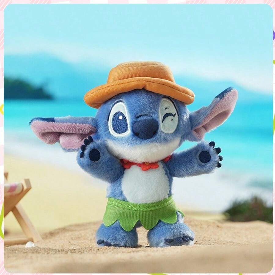 Breloc de pluș Disney Stitch Summer Dance, inspirat de hula, cu fustă din iarbă, coroană Plumeria și lei floral - vibrații tropicale, în pluș moale + lanț metalic. Perfect ca breloc/amulet de geantă pentru fanii Disney.