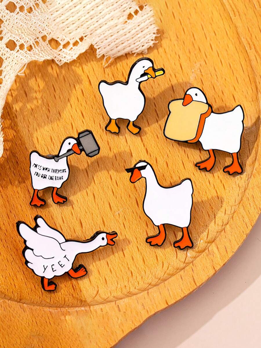 2pcs (Random Design) Cartoon Big White Goose Brooch, Creative Student Backpack Pins Clothing Accessories, Cute And Adorable Letter Metal Badge