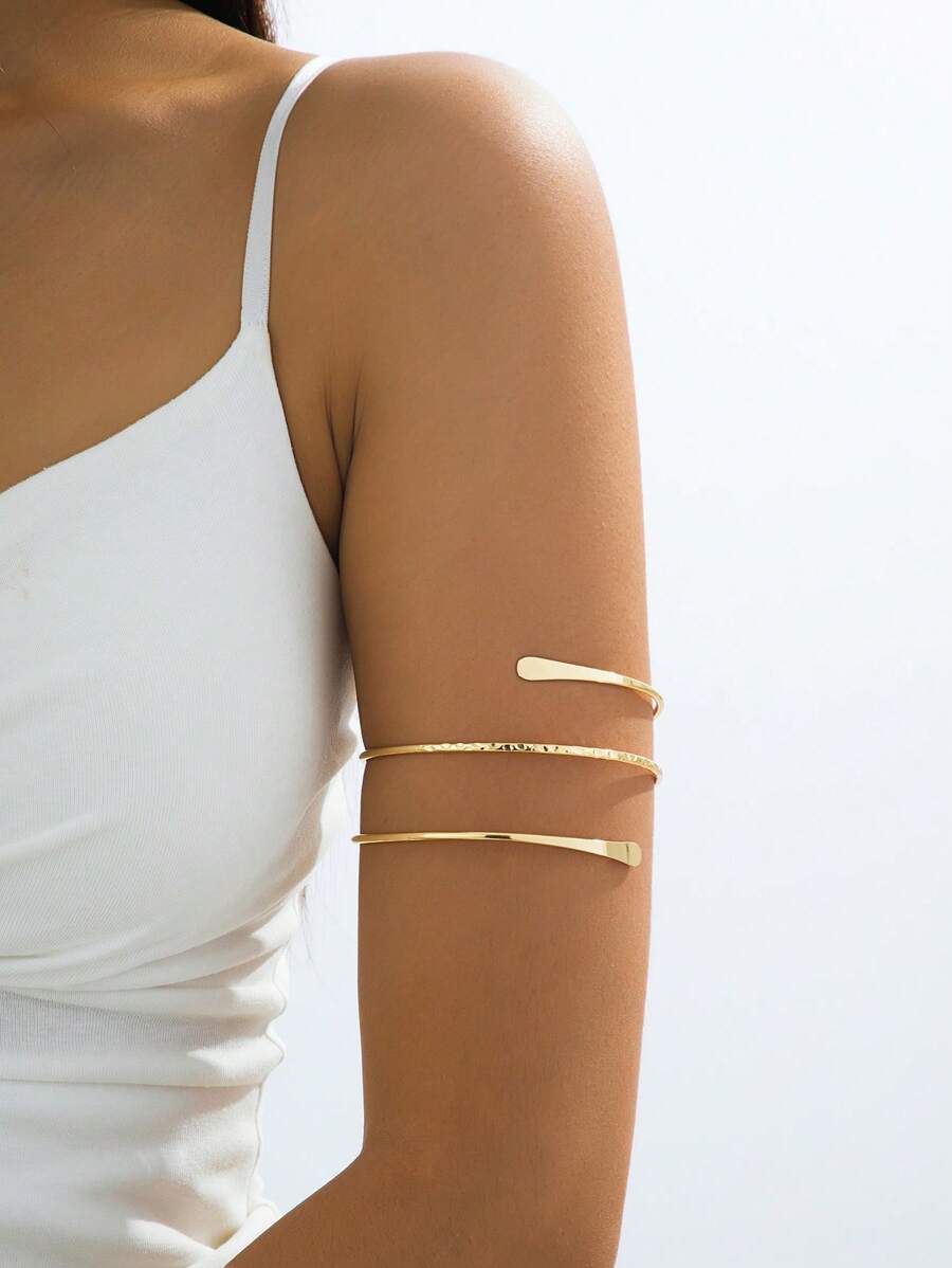 1 Stück 3-stufiges goldfarbenes Armband mit verschränkten Armen, minimalistischer metallischer Blumenlinien-Gravurarmreif, Sommer Körperschmuck für Frauen, Party-Accessoires, Geschenk für Freundin