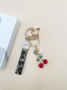Auto mit Leopardenmuster + Kirsche