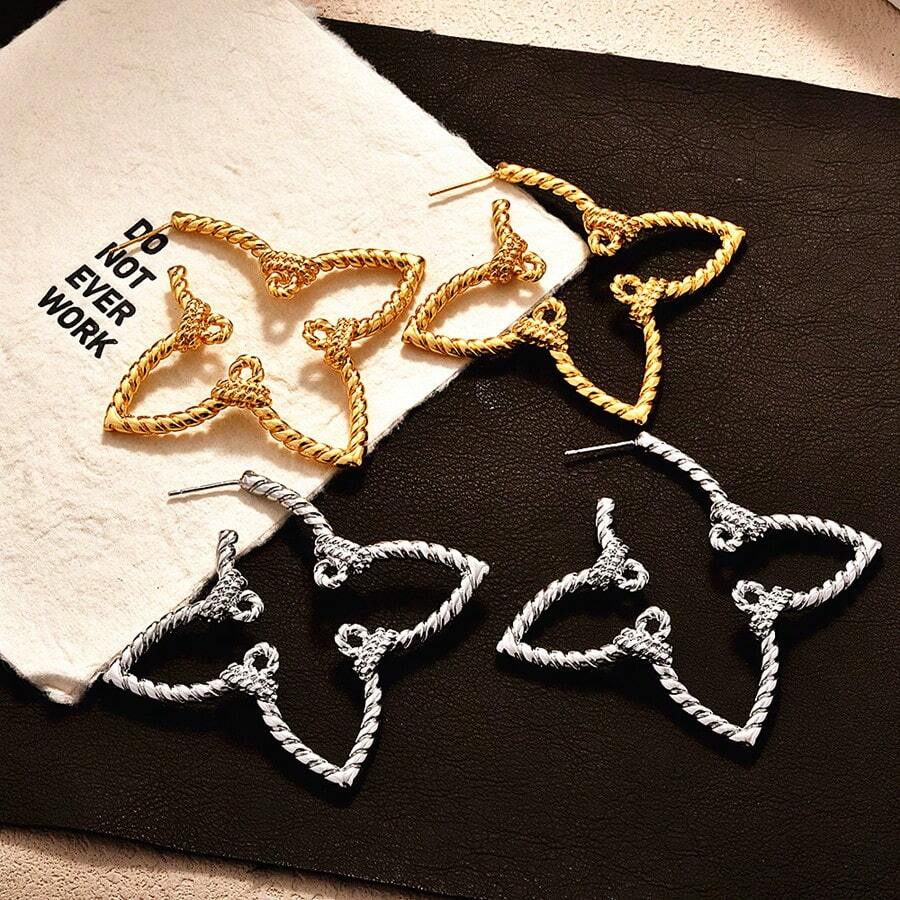 1pc Fashion Exaggerated Personalized Twist Bow Hollow Four Leaf Embellish Earrings, Simple Luxury Plated Gold Quality Earrings Suitable For Women Wear