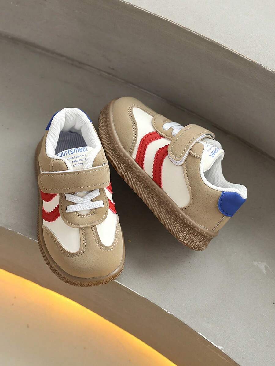 Un style super mignon à blocs de couleurs indispensable pour les garçons et les filles ! Avec un design anti-chocs et anti-collision et des fermetures à boucle et à crochet, c'est un modèle polyvalent pour les quatre saisons, convenant aux garçons et aux filles, que ce soit sur le campus ou pendant les vacances.