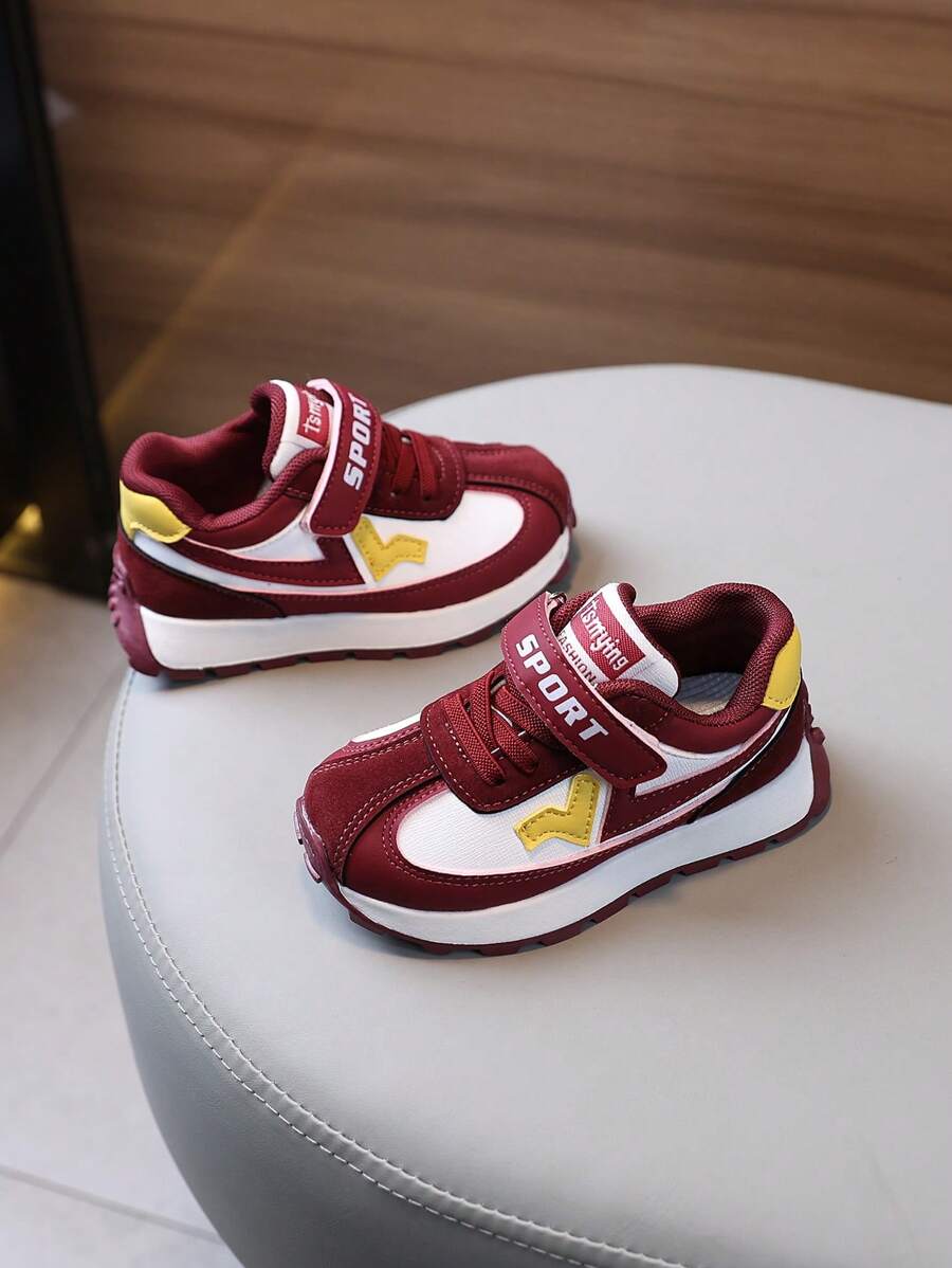 Une paire de chaussures de sport douces et mignonnes pour enfants avec fermeture à boucle et à scratch, design anti-coup et anti-choc, combinaison de couleurs raffinée. Convient aux garçons et aux filles pour porter à l'intérieur et à l'extérieur, pendant les festivals, à l'école, en vacances et tout au long des quatre saisons.