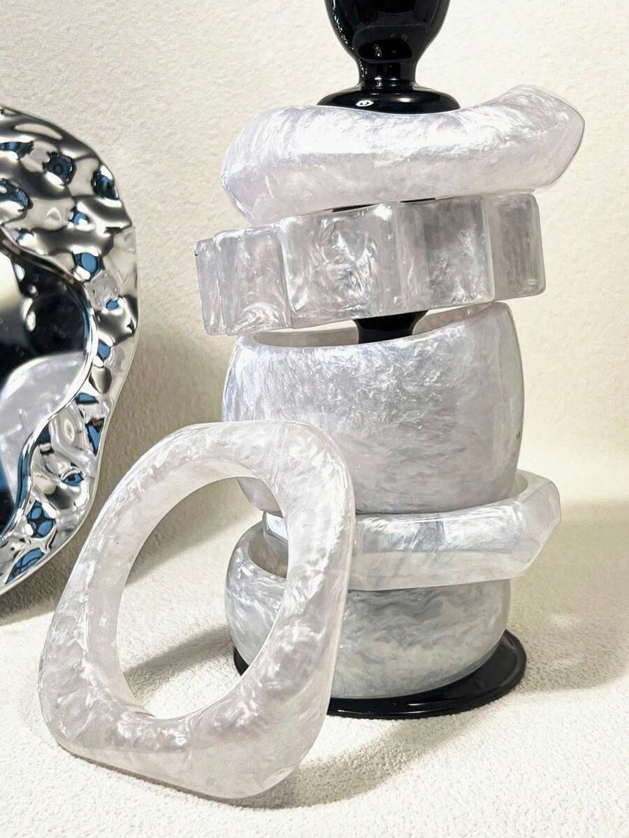 1 pieza Elegante y lujoso brazalete de mujer inspirado en conchas de resina, diseño asimétrico perlado adecuado para bodas, banquetes y como regalo