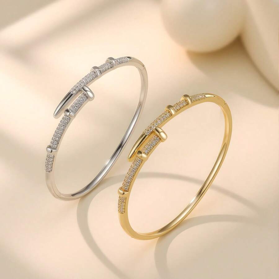 1 Peça Pulseira Feminina Banhada a Ouro 18k, Exalando Charme em Cada Gesto. Seja Combinada com uma Camiseta Casual e Denim ou um Vestido Preto Pequeno Formal, Ela Pode Adicionar um Toque de Estilo ao Seu Visual Geral, Criando Facilmente Sua Própria Moda Única.