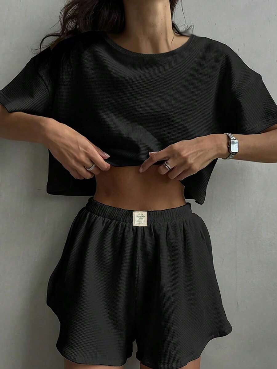 2 pièces Ensemble décontracté en mailles gaufrées de couleur unie pour femmes, haut court à épaules tombantes, encolure ronde, dos avec découpe et short fendu sur le côté, ajustement décontracté et confortable, ensemble deux pièces