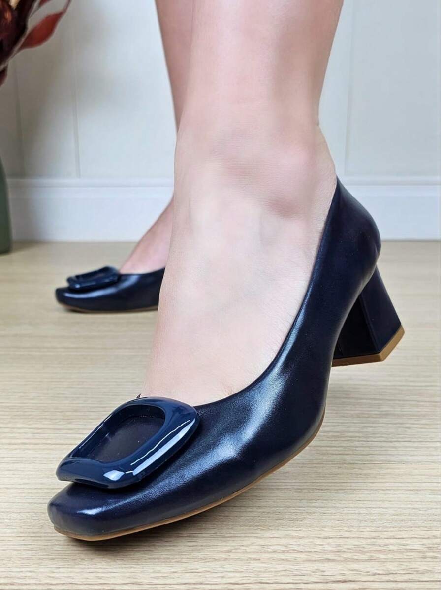 Scarpin Feminino - Bico Quadrado com Enfeite - Salto Bloco 5cm - Preto, Caramelo, Marrom e Azul Marinho - Clássico e Confortável - Casual